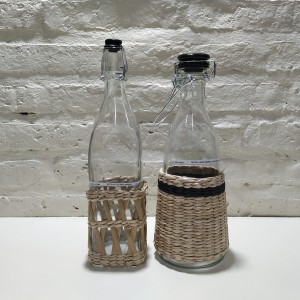 botella con base mimbre y tapa gancho 1lt vidrio